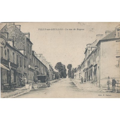Tilly-sur-Seulles - La rue de Bayeux 